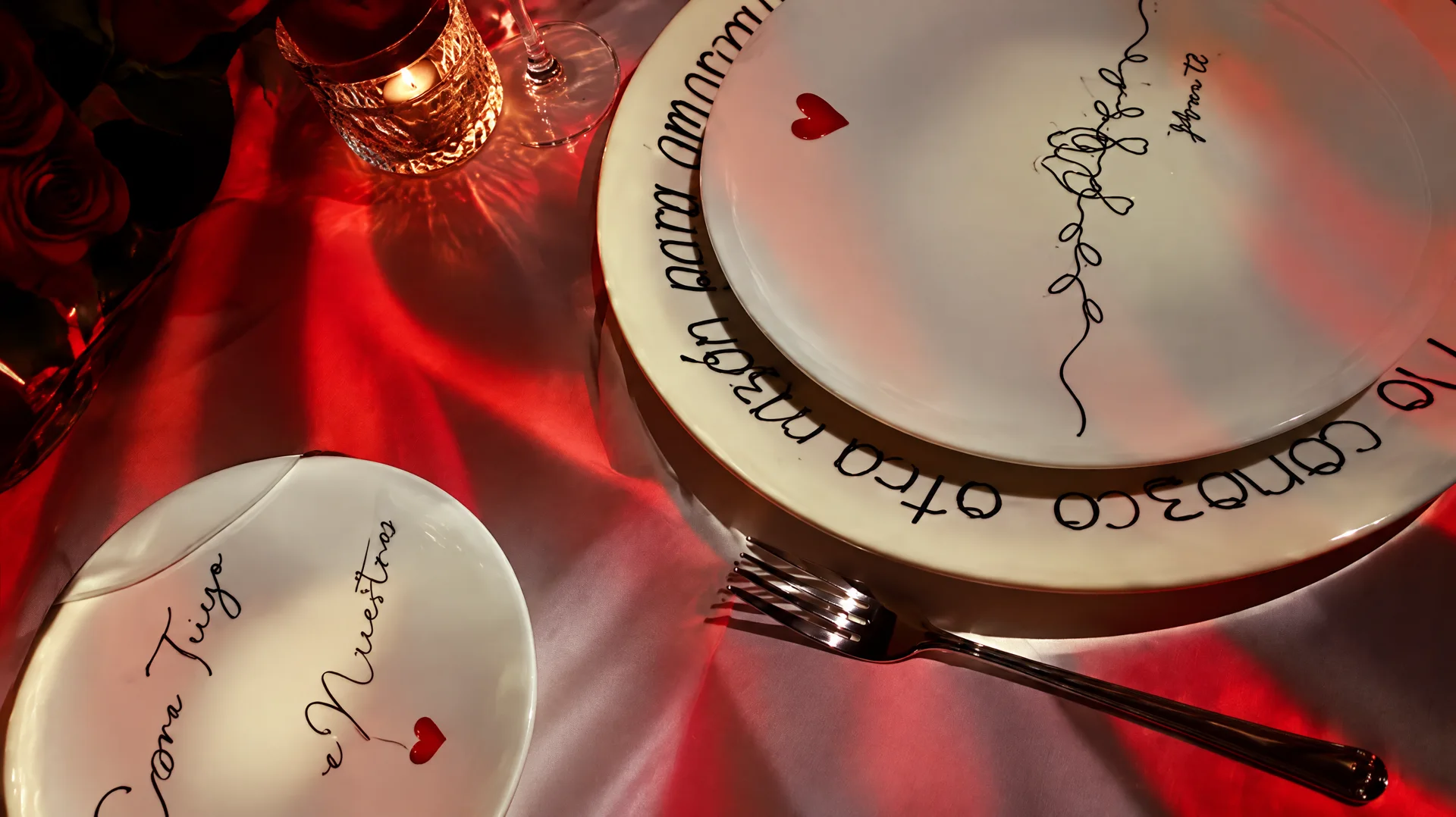 Mesa de boda con proyección sobre el mantel